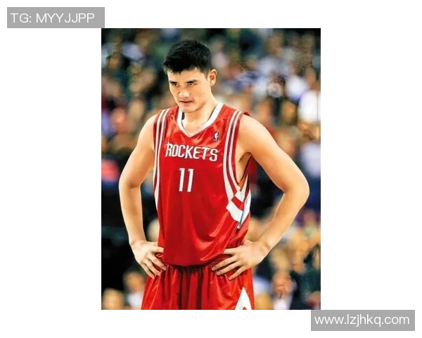 姚明在篮球场上展现足球天赋他的踢球技巧令人惊叹不已