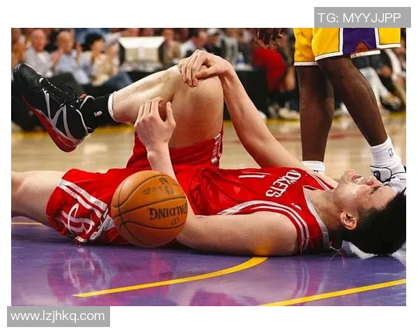 姚明谦逊之举低头让路展现大国风范与体育精神