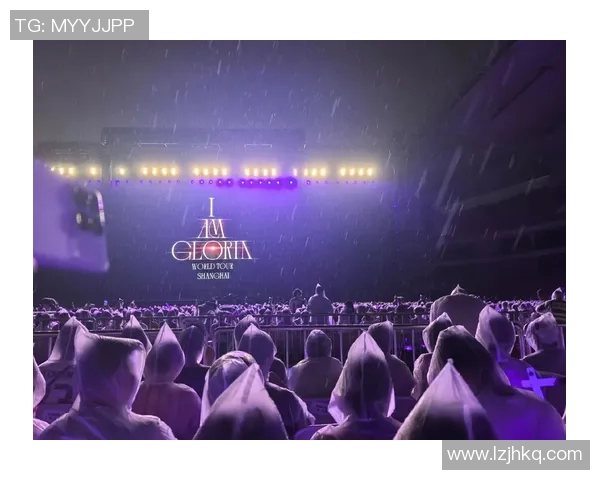 足球明星惊喜现身演唱会引发粉丝热潮现场气氛火爆不容错过