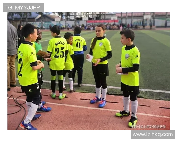 香港足球明星莅临西安传授技艺助力本地足球发展活动盛况空前 香港足球明星莅临西安传授技艺助力本地足球发展活动盛况空前