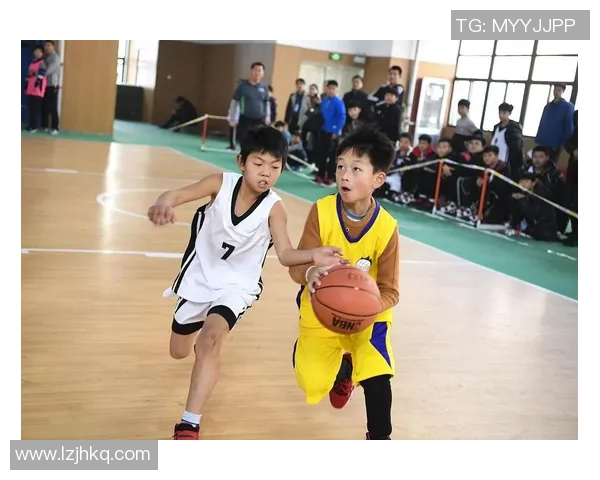篮球明星小学生打篮球 篮球明星小学生打篮球